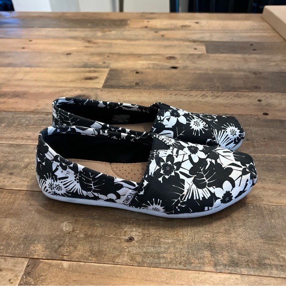 Toms Floral Black/White Womens size 6.5 - Picture 5 of 7